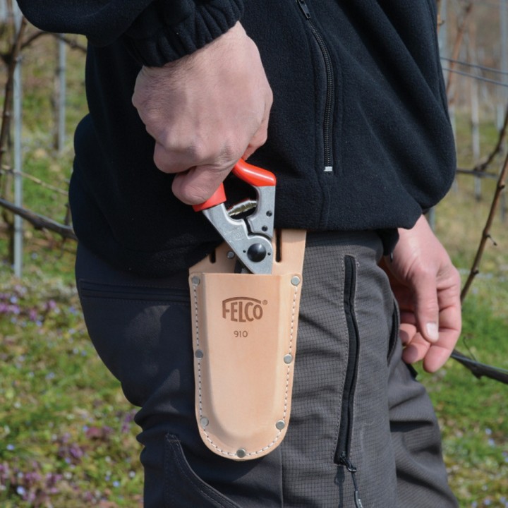 Etui en cuir avec passant et pince à ceinture FELCO 910