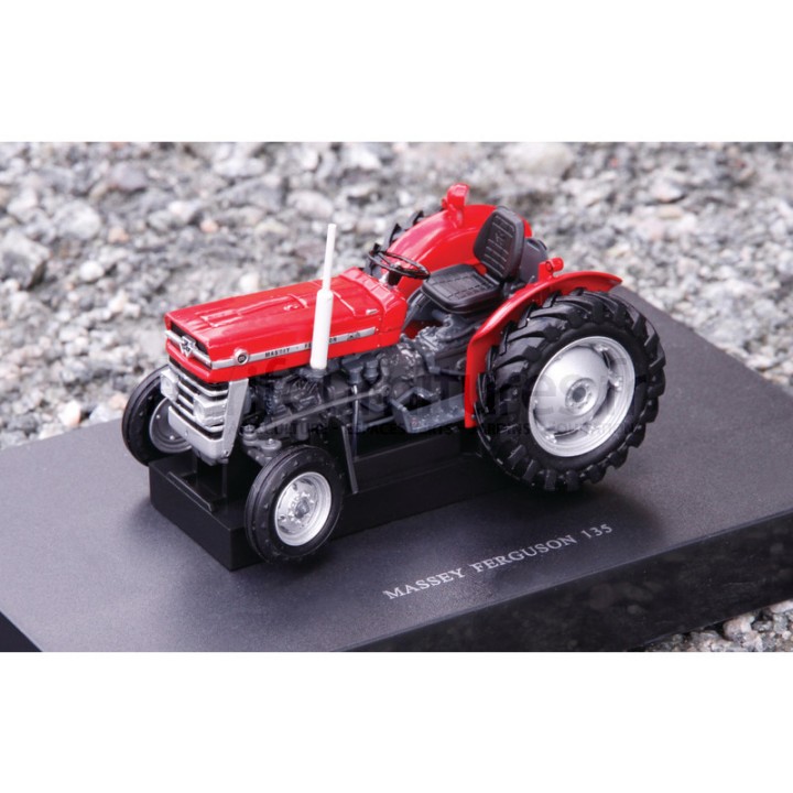 Massey Ferguson 135 sans cabine Universal Hobbies