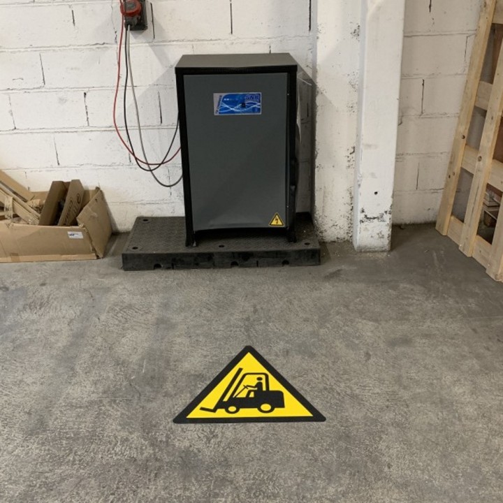 Sticker marquage sol Viso - Antidérapant triangle - "DANGER CHARIOTS"