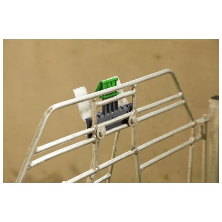 Sécurité antidécrochage Bucket Guard pour seau à veau Kerbl
