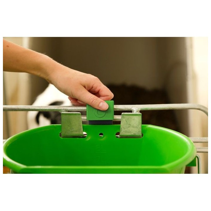 Sécurité antidécrochage Bucket Guard pour seau à veau Kerbl