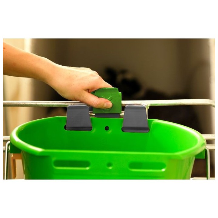 Sécurité antidécrochage Bucket Guard avec porte-seau pour seau à veau Kerbl
