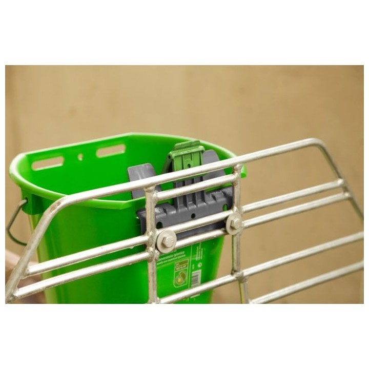 Sécurité antidécrochage Bucket Guard avec porte-seau pour seau à veau Kerbl