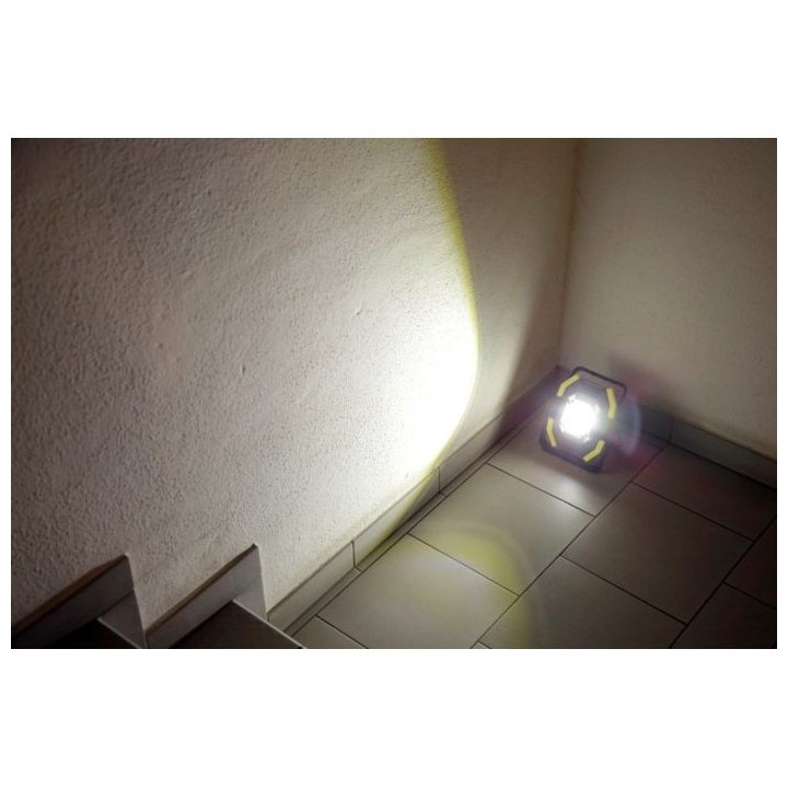 Projecteur LED mobile à batterie WorkFire Pro 30 Kerbl