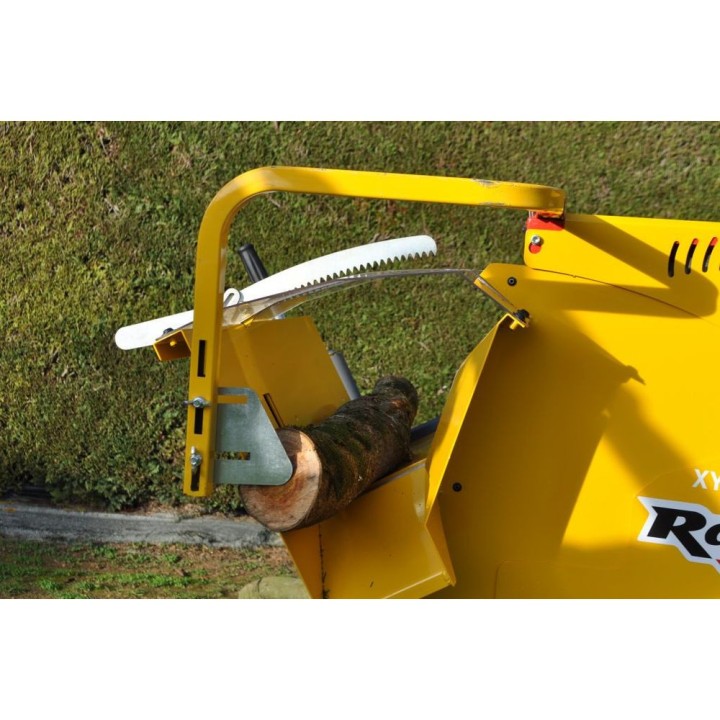 Scie circulaire à chevalet sur tracteur XYLOSCIE 700 T PRO II avec tapis 4 m Rabaud