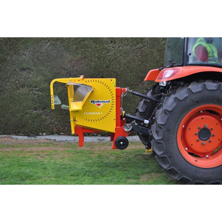 Scie circulaire à chevalet sur tracteur XYLOSCIE 700 T PRO II avec tapis 4 m Rabaud