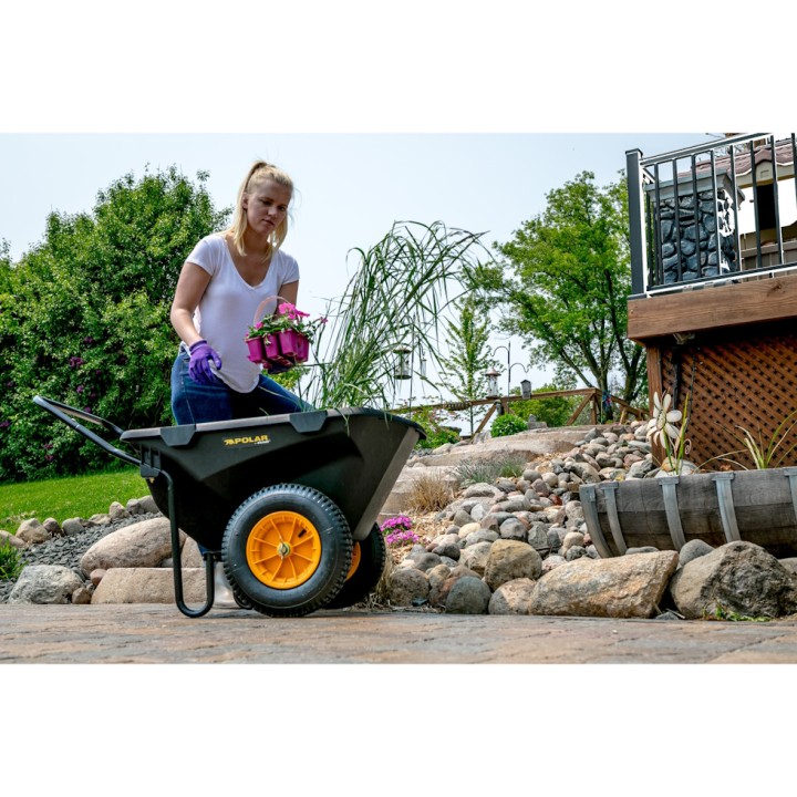 Brouette en plastique Cub Cart Polar - 198 Litres, noir, 127 x 71 x 74 cm