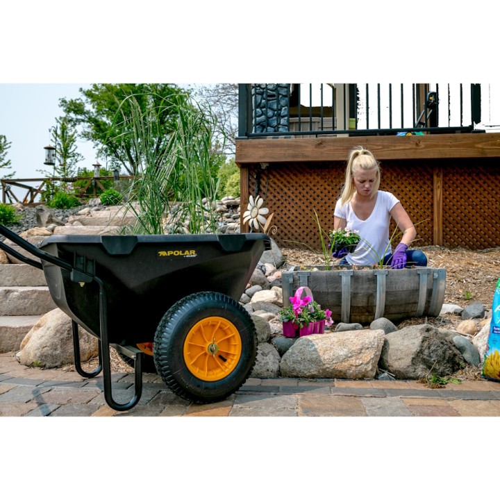 Brouette en plastique Cub Cart Polar - 198 Litres, noir, 127 x 71 x 74 cm