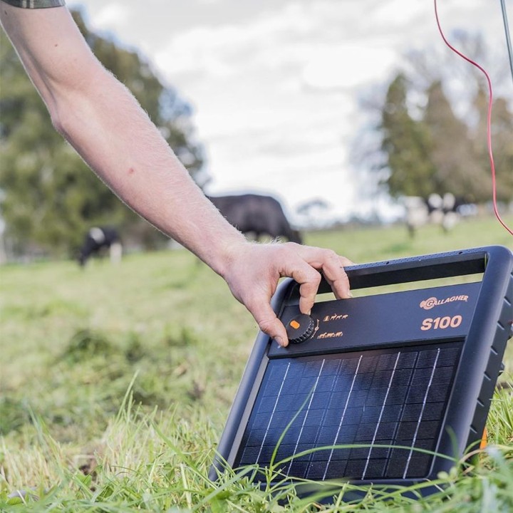 Électrificateur solaire avec batterie Lithium 6 Volt S12 Gallagher + OFFERT 1 piquet de terre gratuit